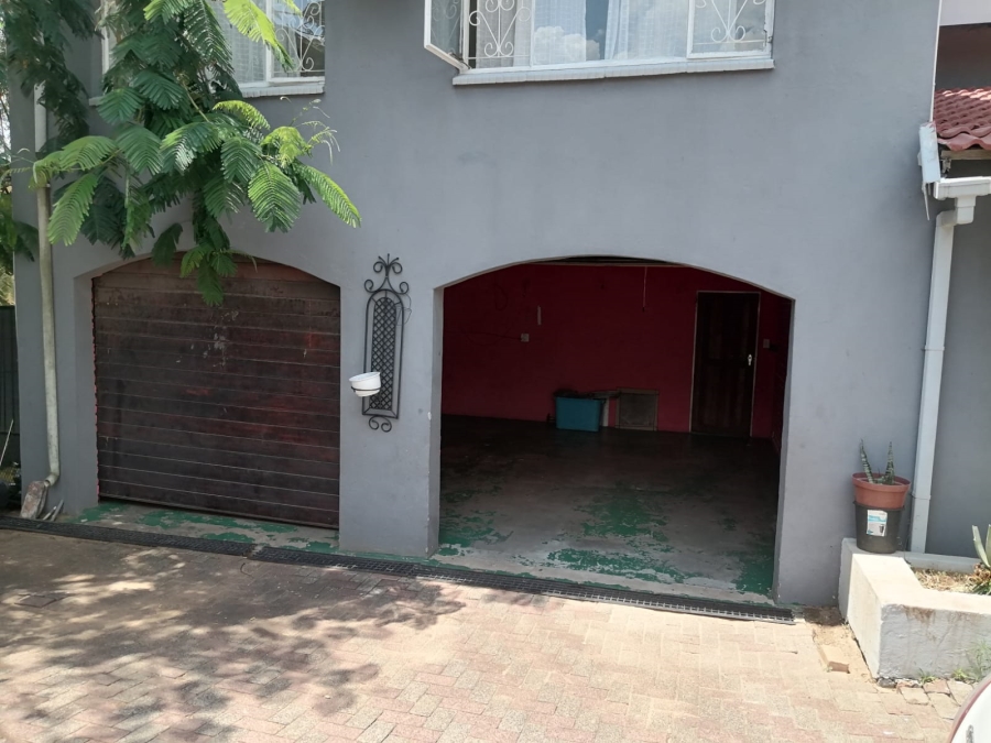 6 Bedroom Property for Sale in Geelhoutpark North West